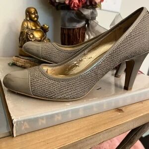Luxe women’s heels.  Size 10M.